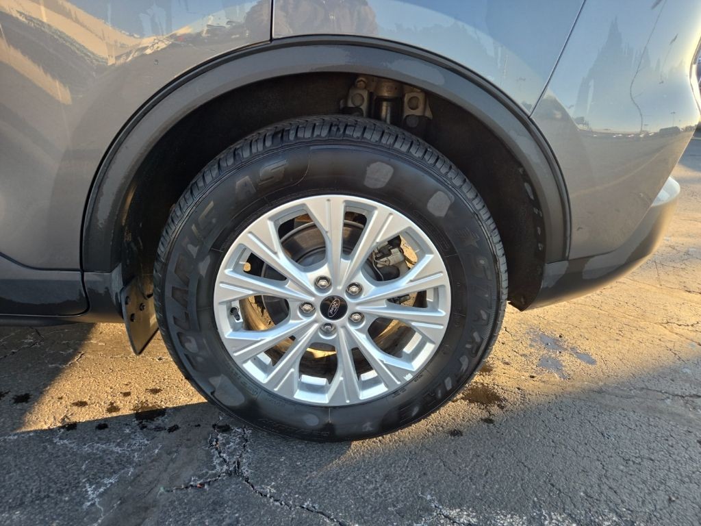 Ford Escape Vehicle Full-screen Gallery Image 4