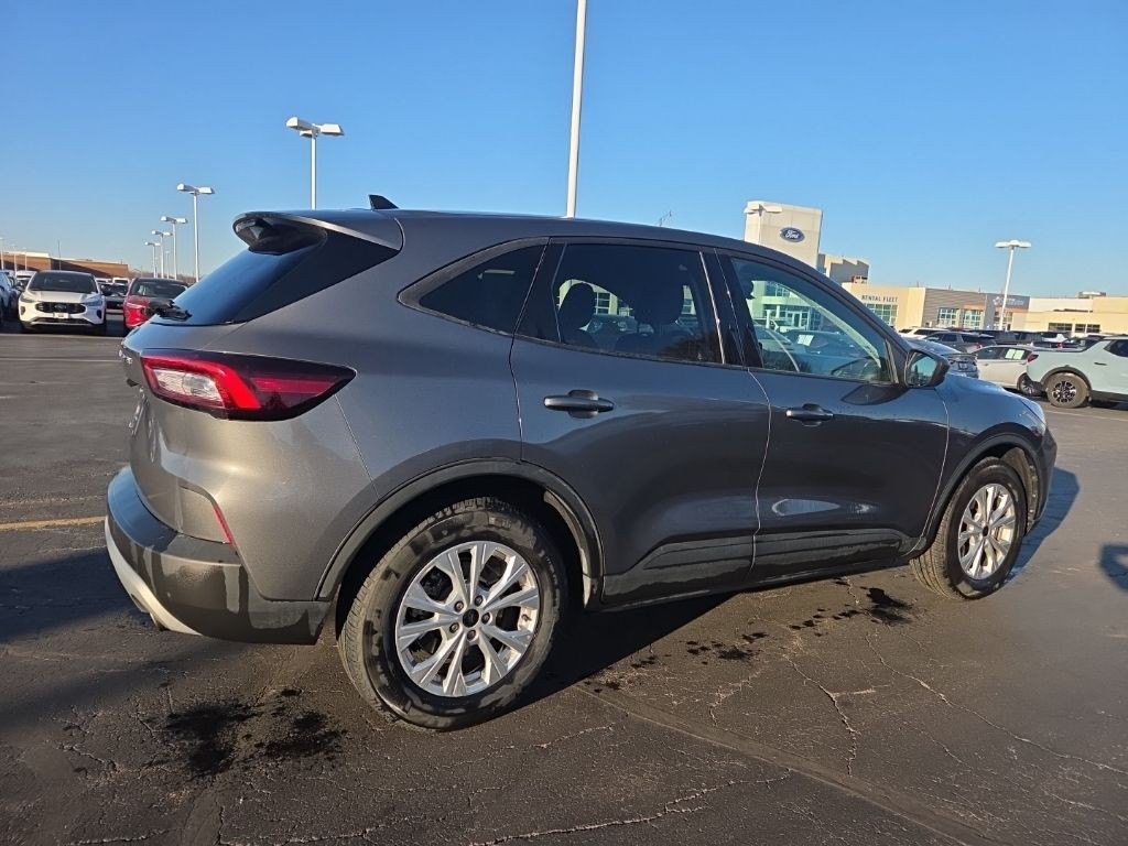 Ford Escape Vehicle Full-screen Gallery Image 6