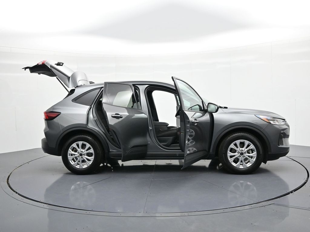 Ford Escape Vehicle Full-screen Gallery Image 26