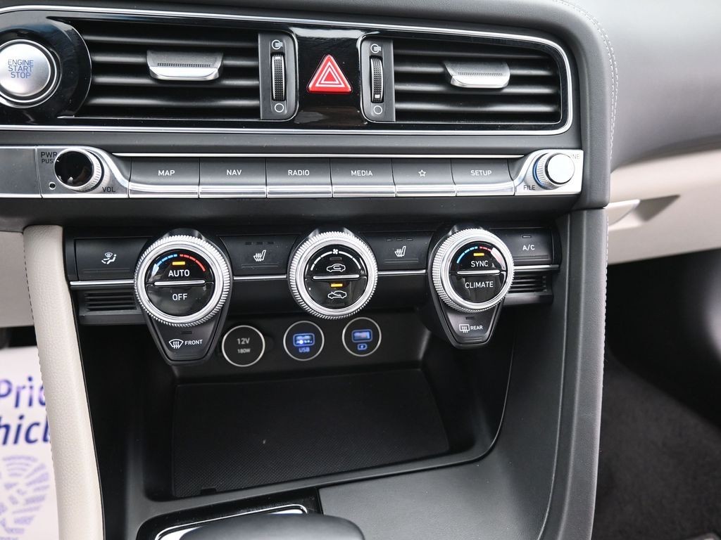 Genesis G70 Vehicle Full-screen Gallery Image 11