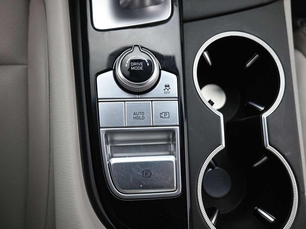 Genesis G70 Vehicle Full-screen Gallery Image 12