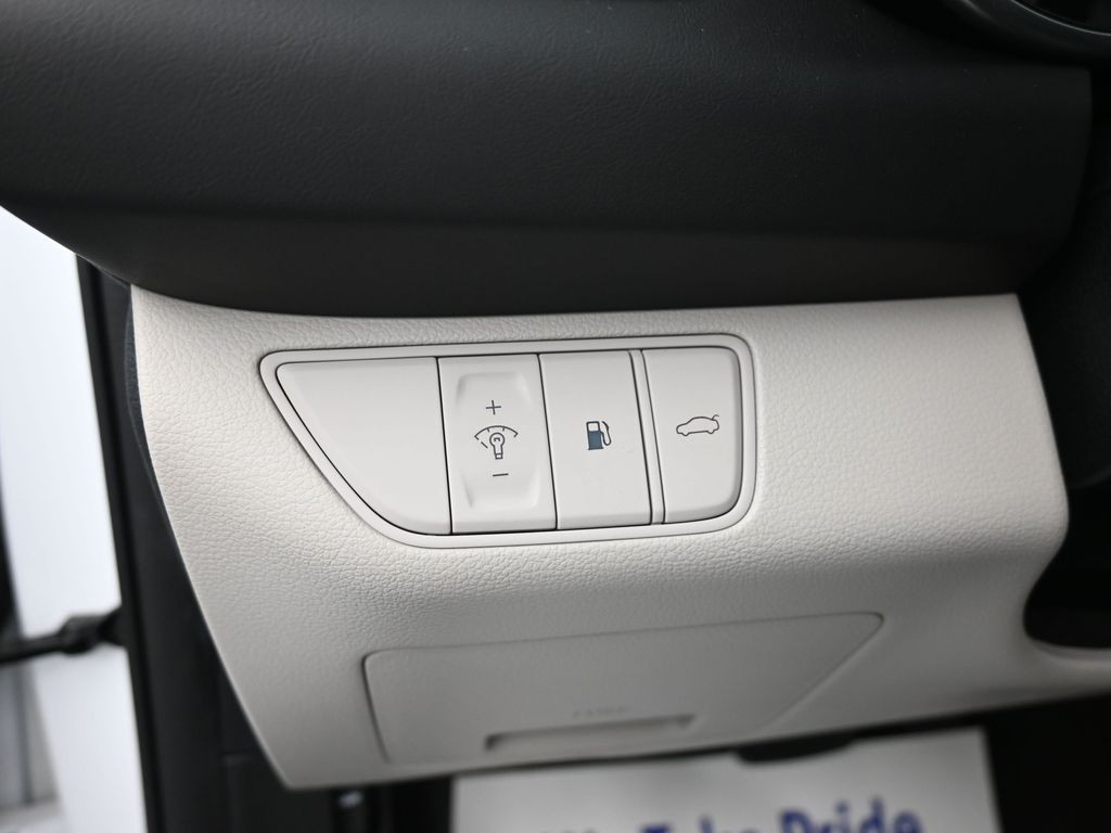 Genesis G70 Vehicle Full-screen Gallery Image 14