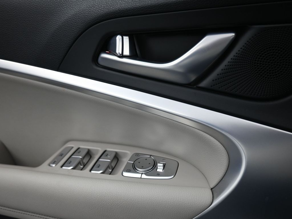 Genesis G70 Vehicle Full-screen Gallery Image 15