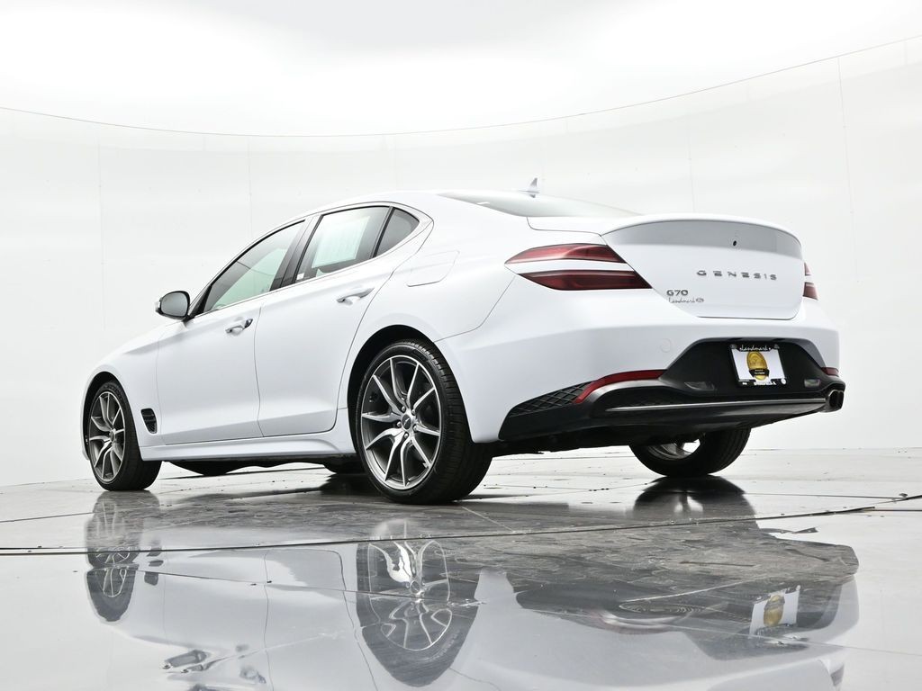 Genesis G70 Vehicle Full-screen Gallery Image 20