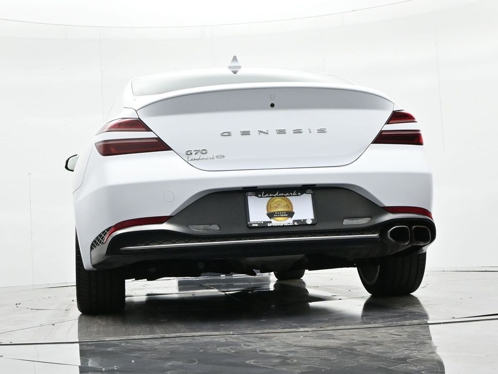 Genesis G70 Vehicle Full-screen Gallery Image 21