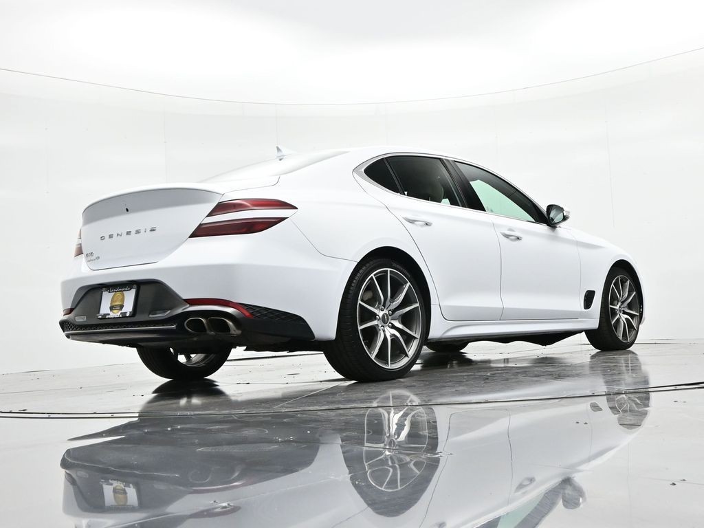 Genesis G70 Vehicle Full-screen Gallery Image 22