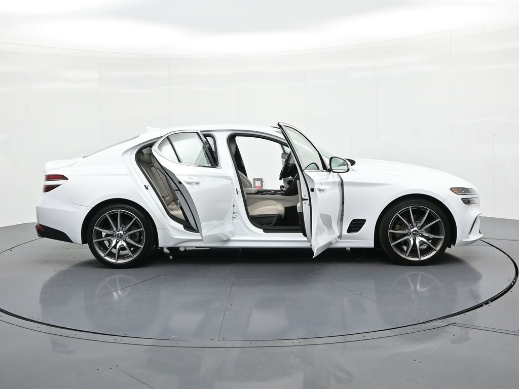 Genesis G70 Vehicle Full-screen Gallery Image 24