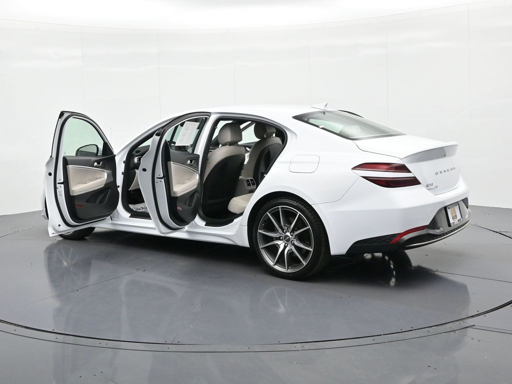 Genesis G70 Vehicle Full-screen Gallery Image 25