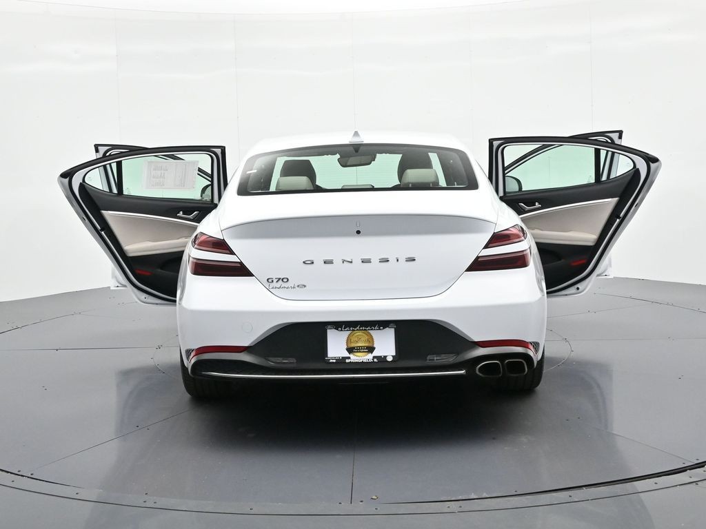Genesis G70 Vehicle Full-screen Gallery Image 27