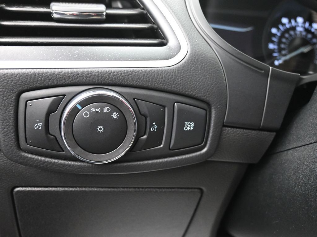Ford Edge Vehicle Full-screen Gallery Image 14