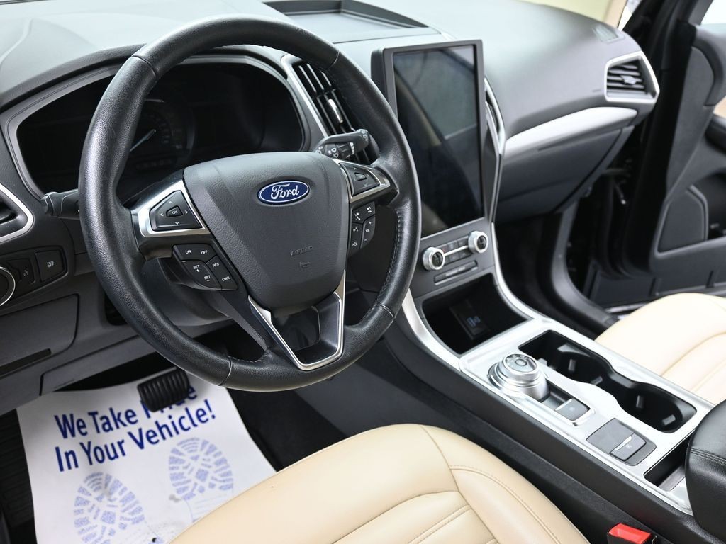 Ford Edge Vehicle Full-screen Gallery Image 16