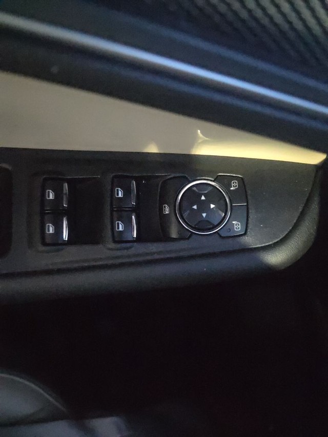 Ford Edge Vehicle Full-screen Gallery Image 9