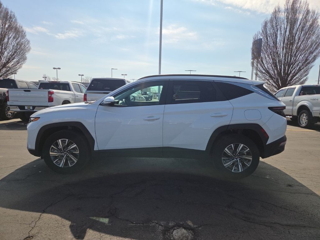 Hyundai Tucson Hybrid Vehicle Full-screen Gallery Image 3