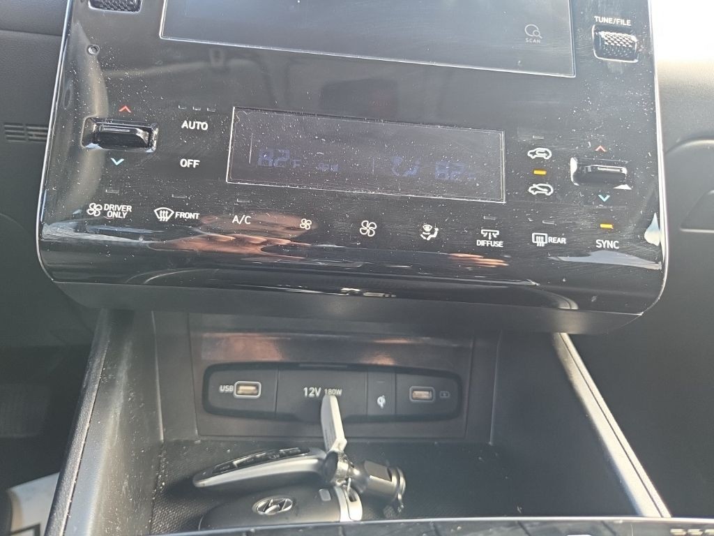 Hyundai Tucson Hybrid Vehicle Full-screen Gallery Image 14