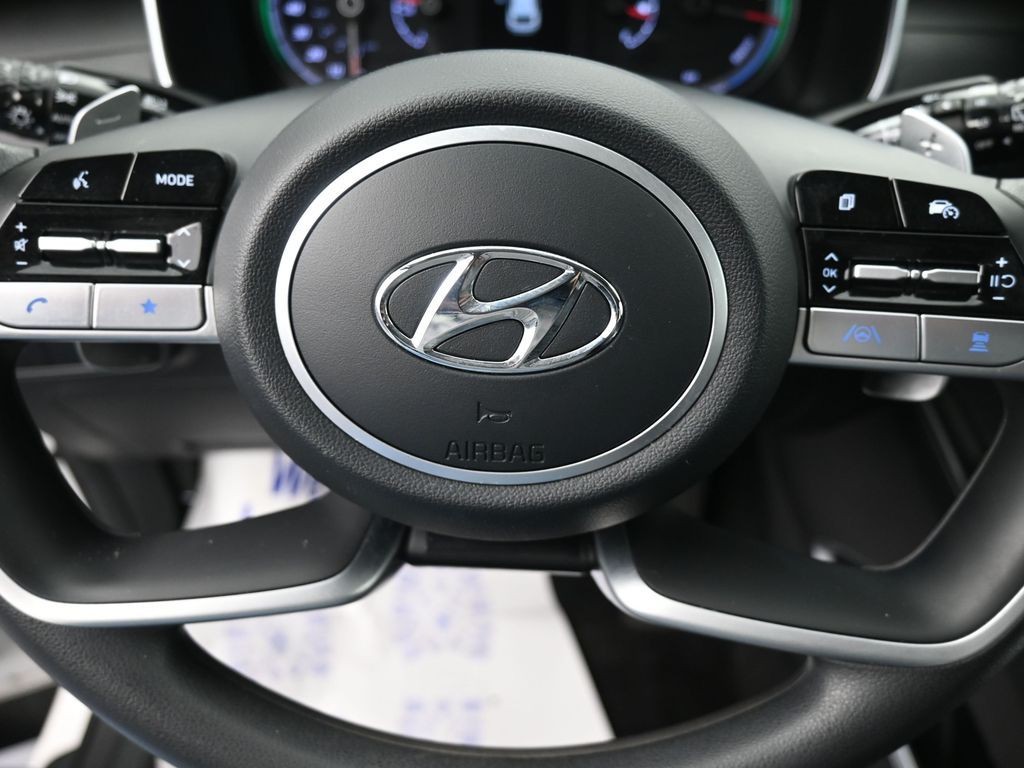 Hyundai Tucson Hybrid Vehicle Full-screen Gallery Image 16