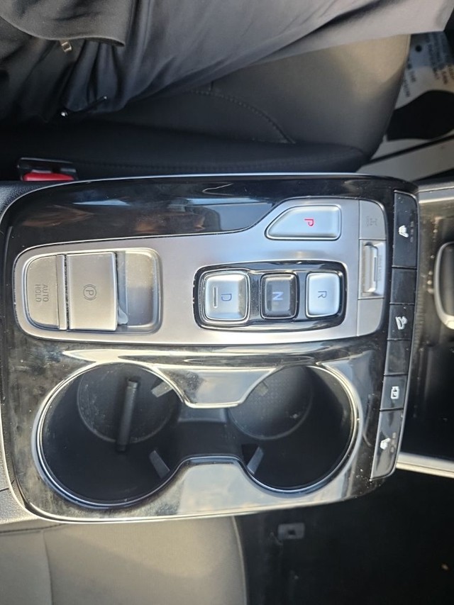 Hyundai Tucson Hybrid Vehicle Full-screen Gallery Image 16