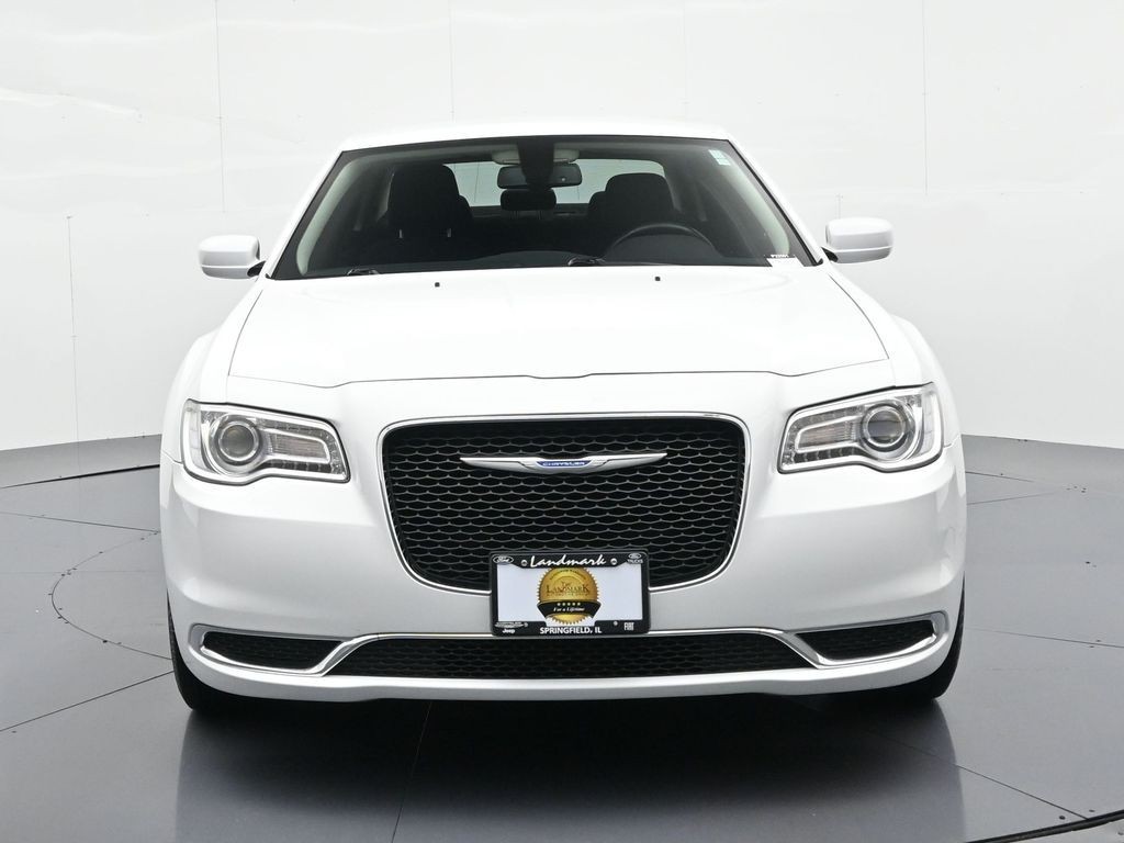 Chrysler 300 Vehicle Full-screen Gallery Image 03