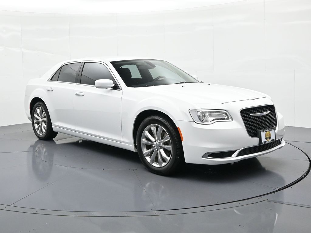 Chrysler 300 Vehicle Full-screen Gallery Image 04