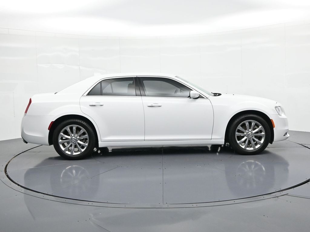 Chrysler 300 Vehicle Full-screen Gallery Image 05