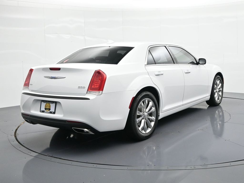 Chrysler 300 Vehicle Full-screen Gallery Image 06