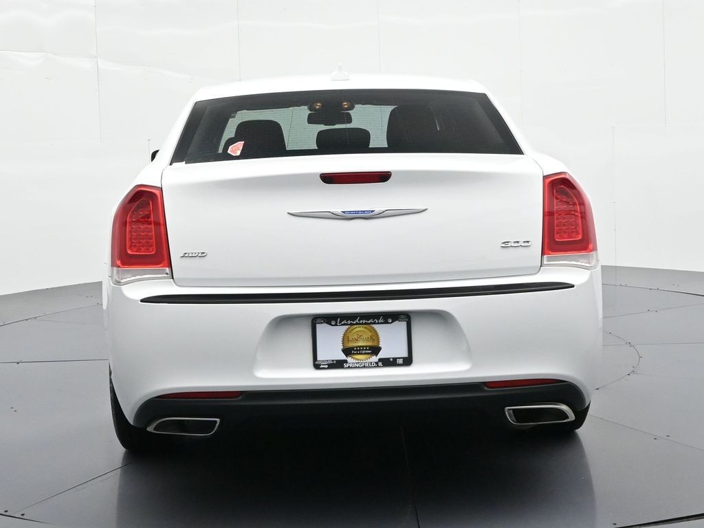 Chrysler 300 Vehicle Full-screen Gallery Image 07