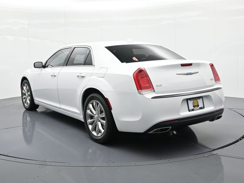 Chrysler 300 Vehicle Full-screen Gallery Image 08