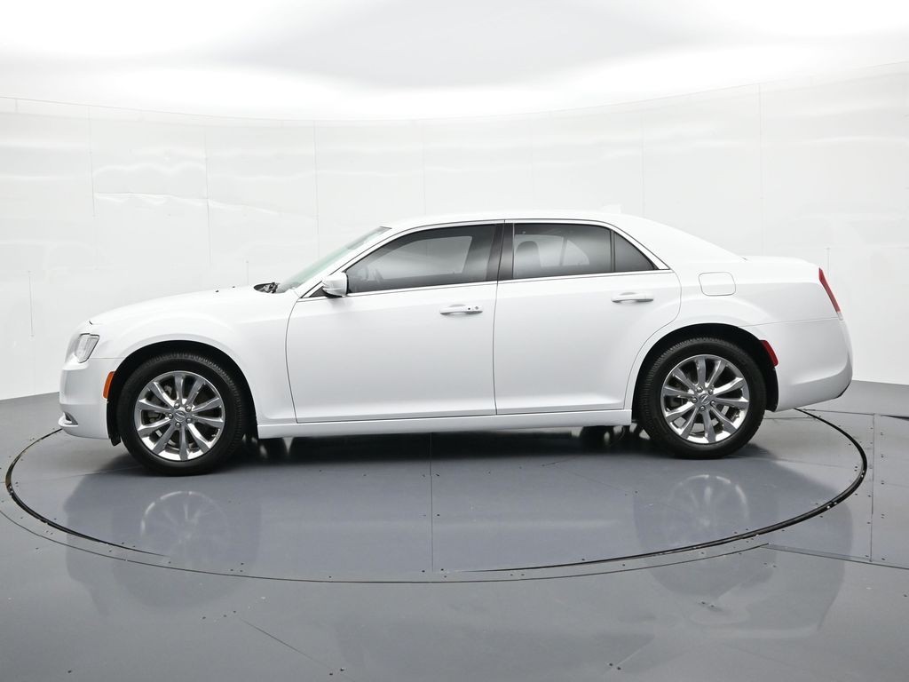 Chrysler 300 Vehicle Full-screen Gallery Image 09