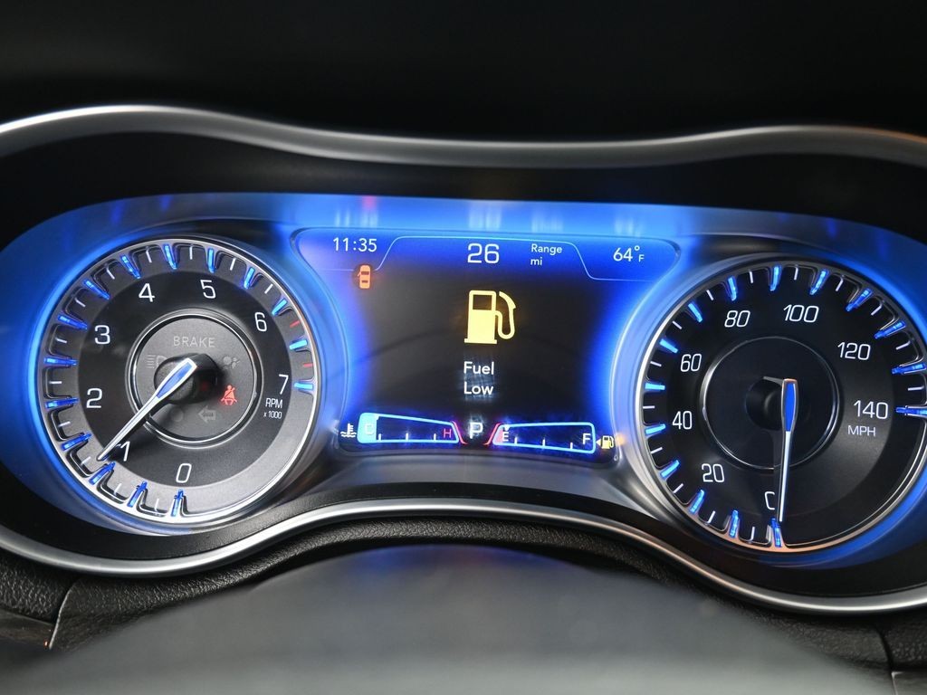 Chrysler 300 Vehicle Full-screen Gallery Image 10