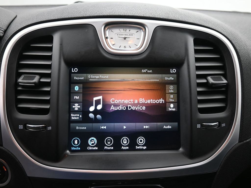 Chrysler 300 Vehicle Full-screen Gallery Image 11