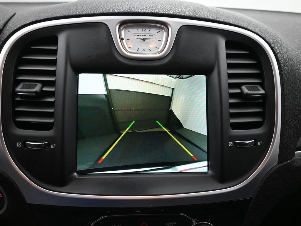 Chrysler 300 Vehicle Full-screen Gallery Image 12