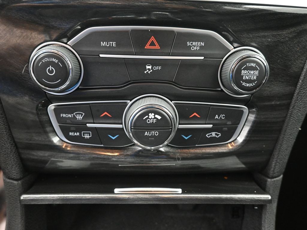 Chrysler 300 Vehicle Full-screen Gallery Image 13