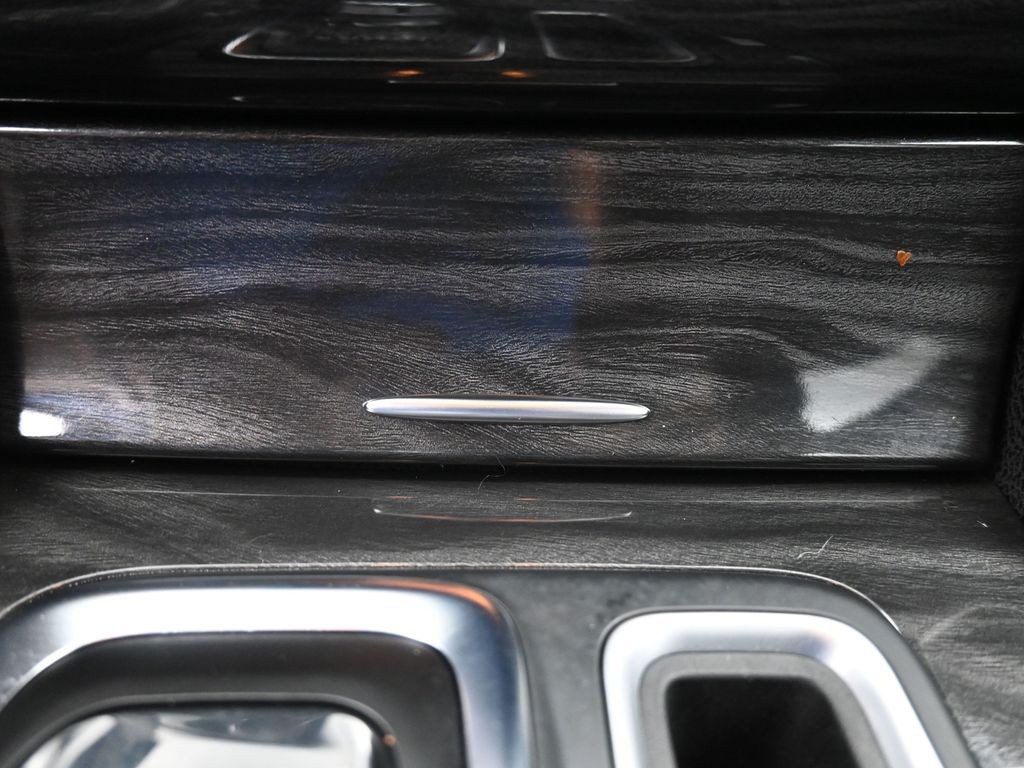 Chrysler 300 Vehicle Full-screen Gallery Image 14