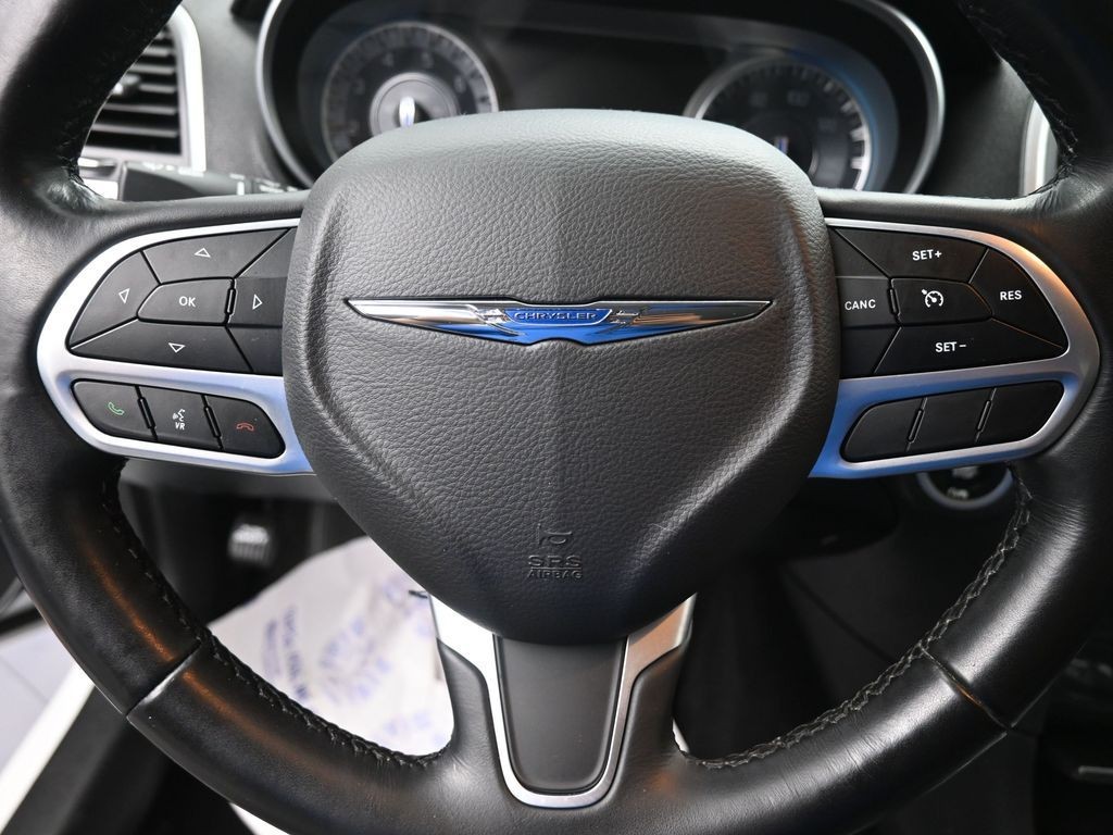 Chrysler 300 Vehicle Full-screen Gallery Image 16