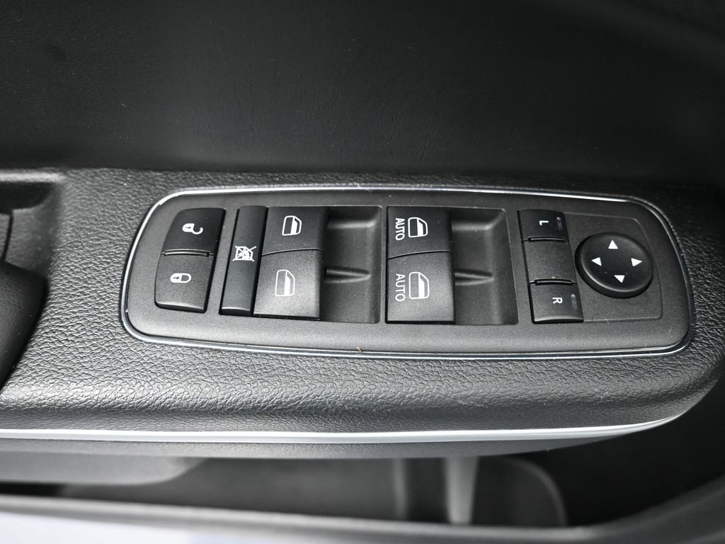 Chrysler 300 Vehicle Full-screen Gallery Image 18