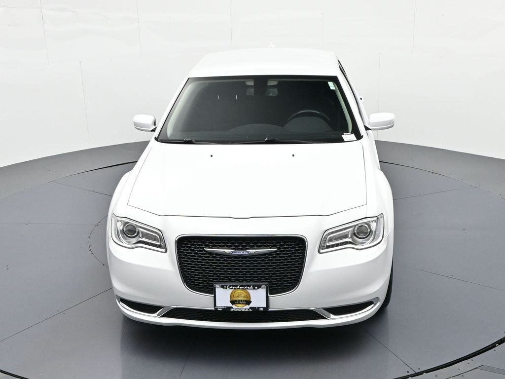 Chrysler 300 Vehicle Full-screen Gallery Image 21