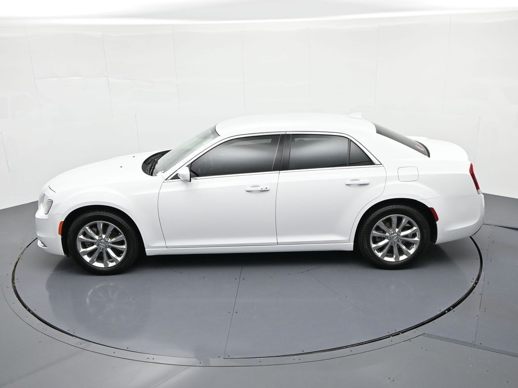 Chrysler 300 Vehicle Full-screen Gallery Image 23