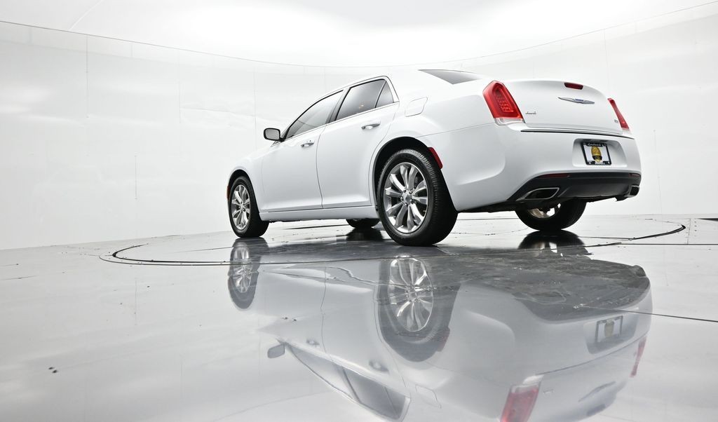 Chrysler 300 Vehicle Full-screen Gallery Image 24