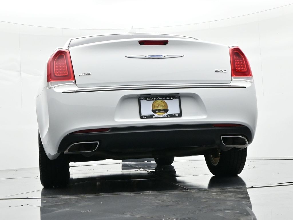 Chrysler 300 Vehicle Full-screen Gallery Image 25