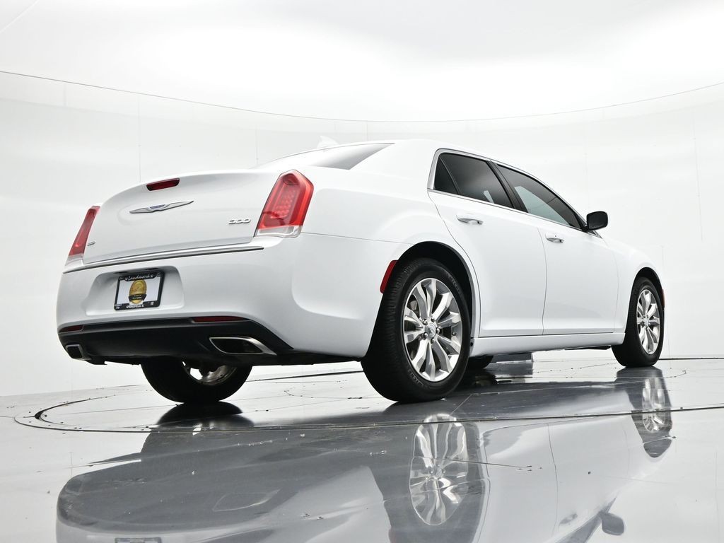 Chrysler 300 Vehicle Full-screen Gallery Image 26