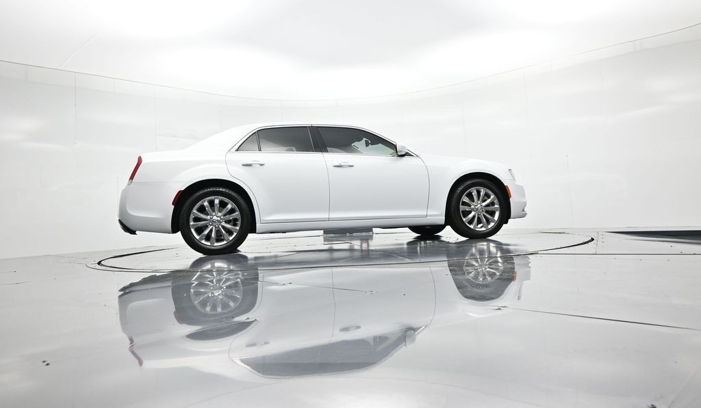 Chrysler 300 Vehicle Full-screen Gallery Image 27