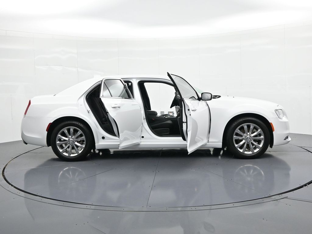 Chrysler 300 Vehicle Full-screen Gallery Image 28