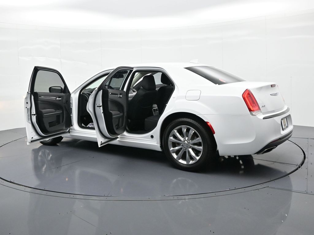 Chrysler 300 Vehicle Full-screen Gallery Image 29