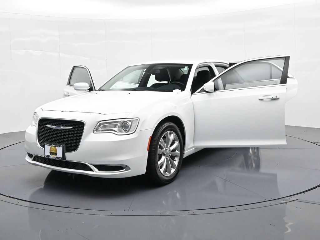 Chrysler 300 Vehicle Full-screen Gallery Image 30