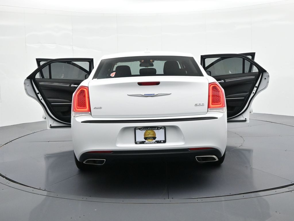 Chrysler 300 Vehicle Full-screen Gallery Image 31