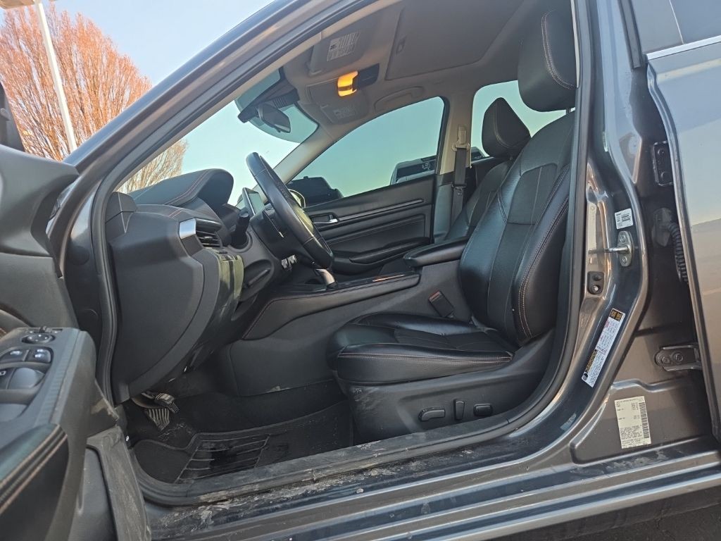 Nissan Altima Vehicle Full-screen Gallery Image 2