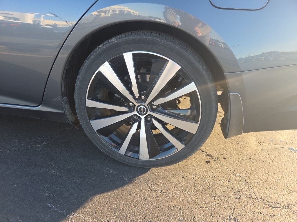 Nissan Altima Vehicle Full-screen Gallery Image 4