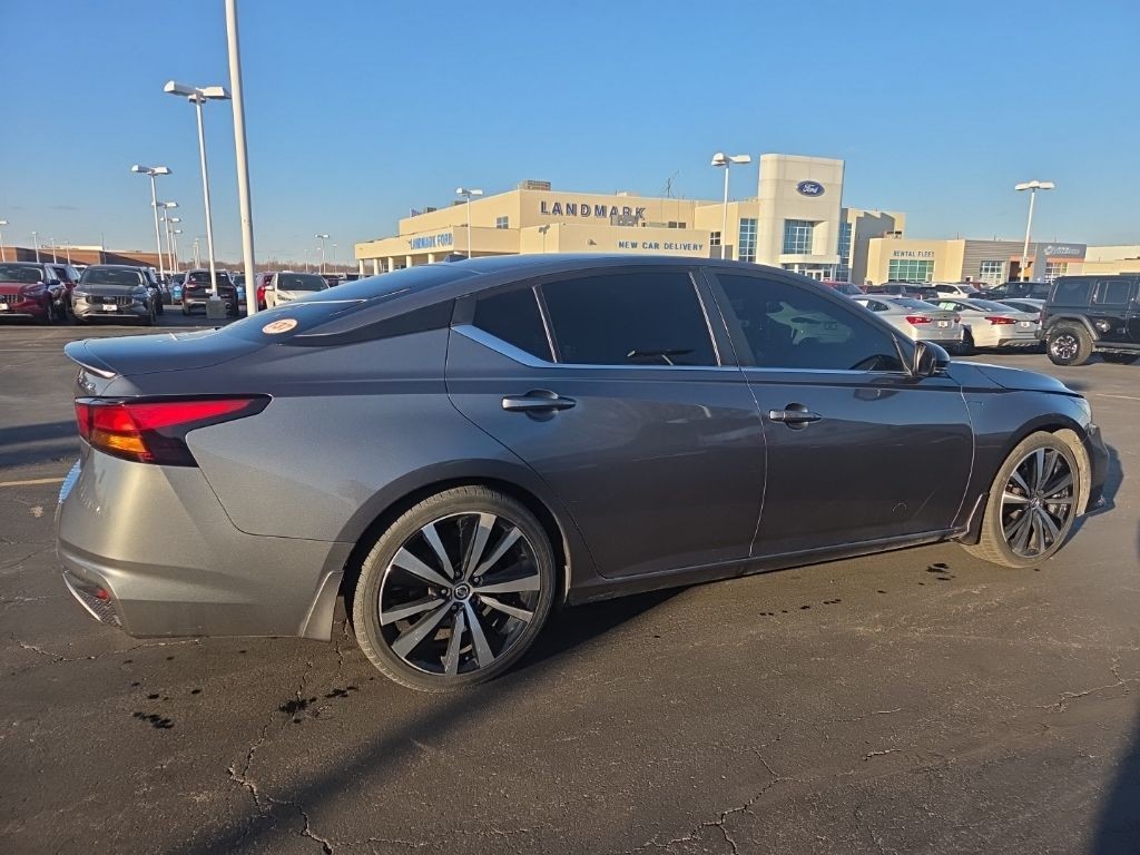 Nissan Altima Vehicle Full-screen Gallery Image 6