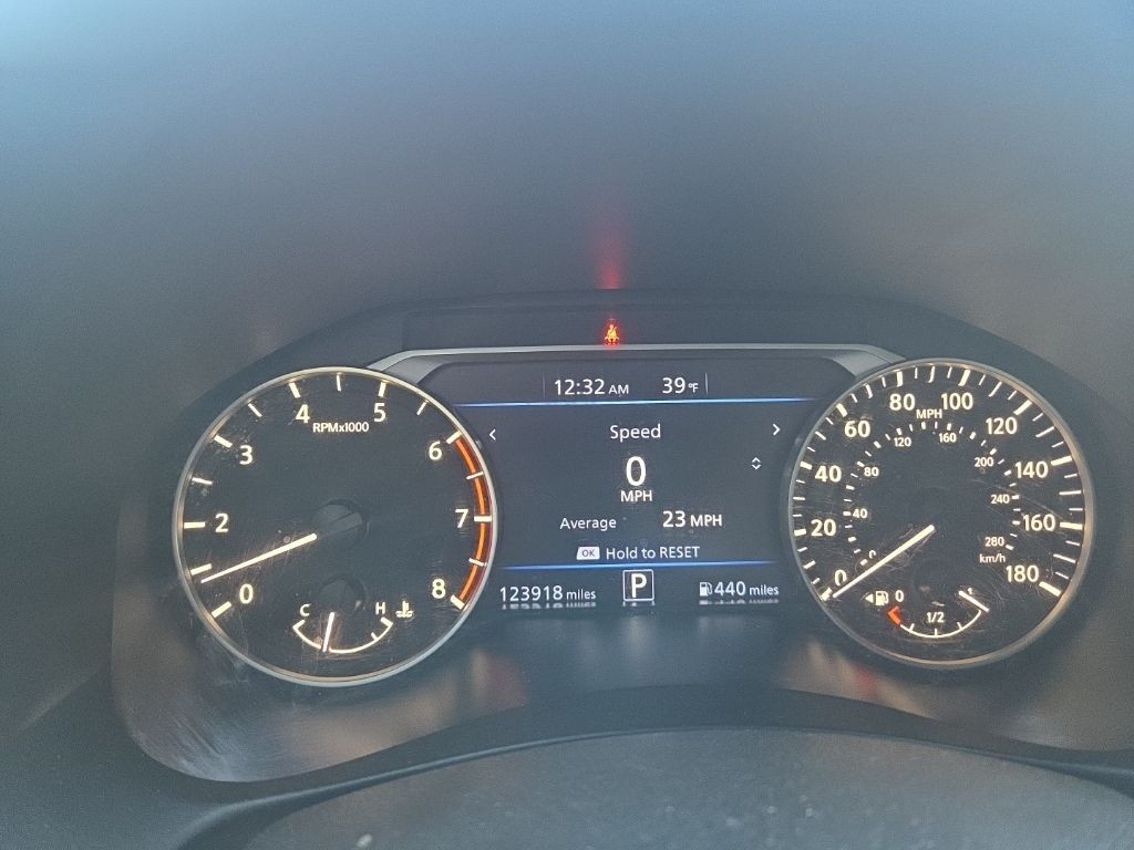 Nissan Altima Vehicle Full-screen Gallery Image 10