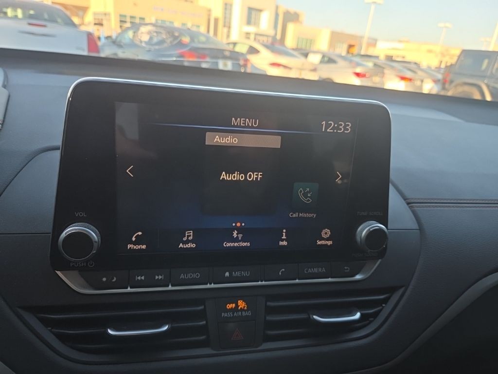 Nissan Altima Vehicle Full-screen Gallery Image 12