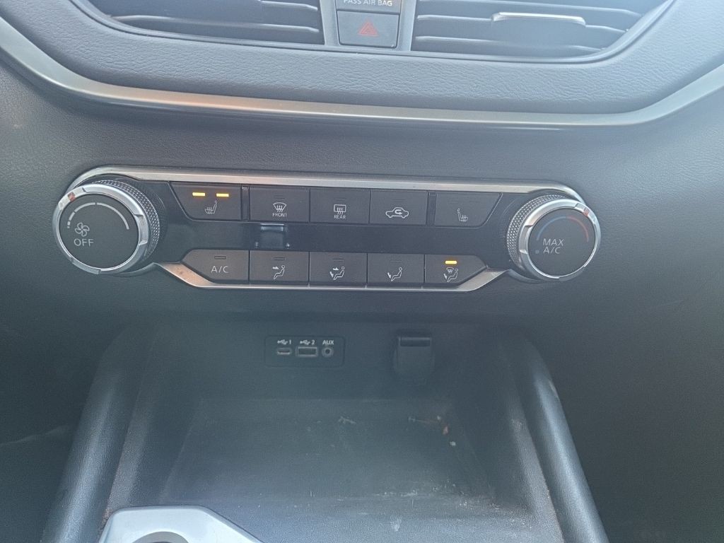 Nissan Altima Vehicle Full-screen Gallery Image 13